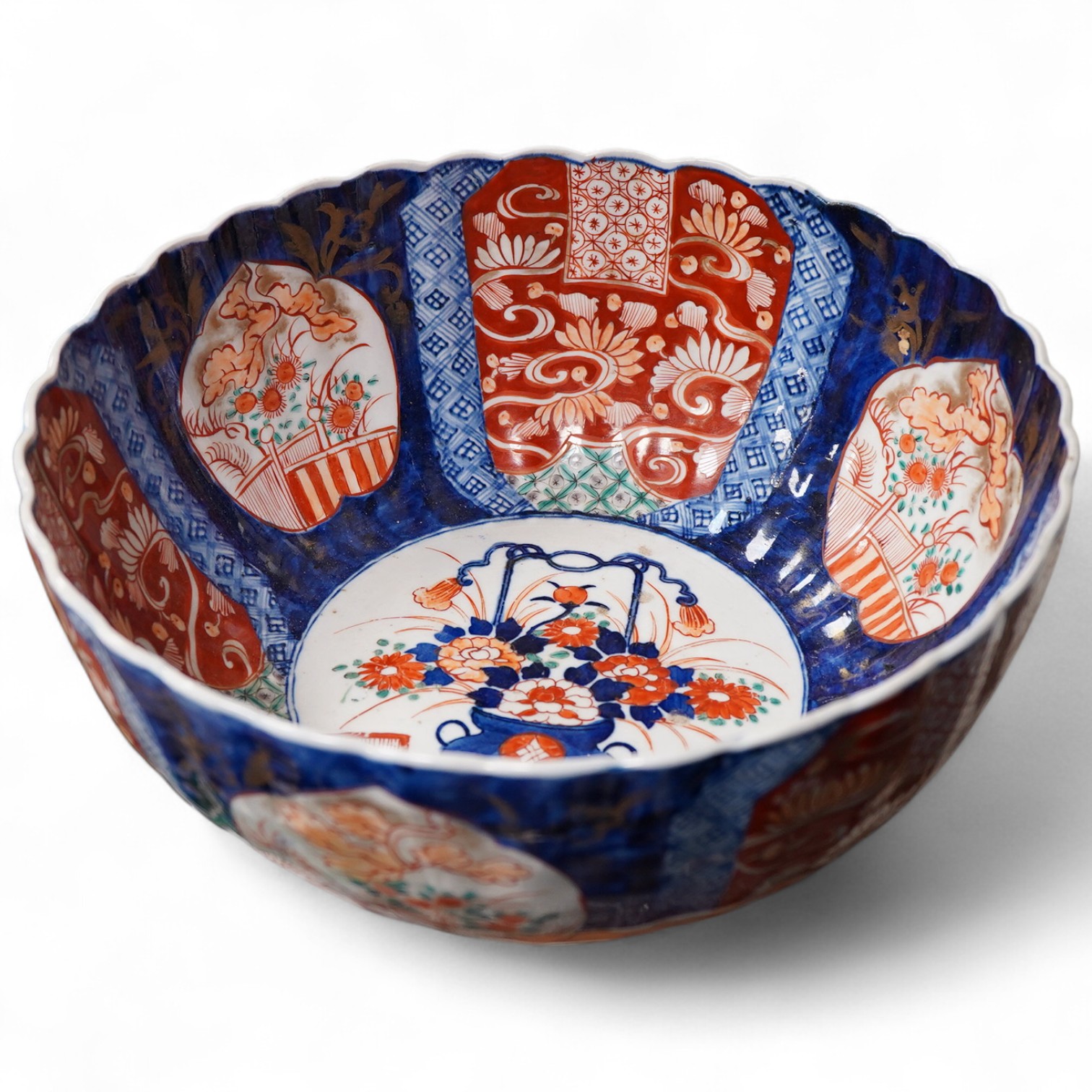 A Japanese Imari bowl, 19th century